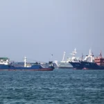 বন্ধ হরমুজ প্রণালি, শতাধিক ট্যাঙ্কারে আটকা হাজারো নাবিক