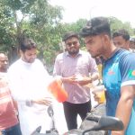 তেল পাম্পগুলোর লম্বা লাইনের মানুষকে সরবত পান করালেন যুবদল নেতা ইমদা